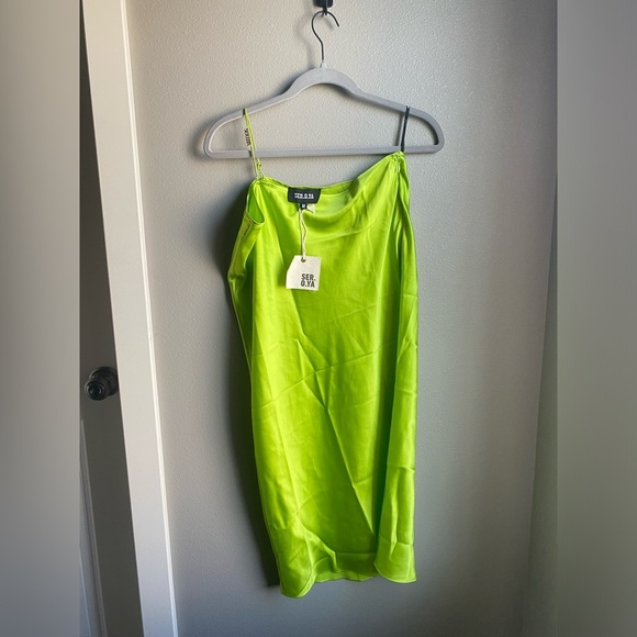 Flawed NWT SER.O.YA Silk MIDI Slip Dress, color yellow/green, Size Medium.
8050 - Picture 1 of 10